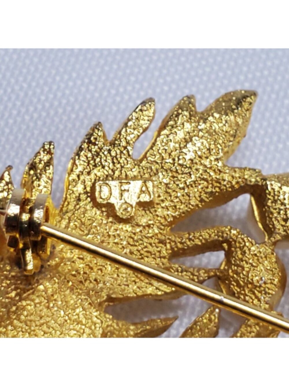 Vintage Dubarry Fifth Ave Brooch Gold Tone Pin Faux Pearl Leaf Signed DBA - Picture 5 of 7